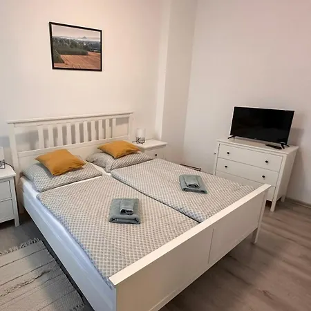 Na Trojce Апартаменты Жатец